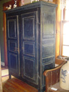 Armoire qubcoise en pin,  deux vantaux fichs  queue-de-rat.